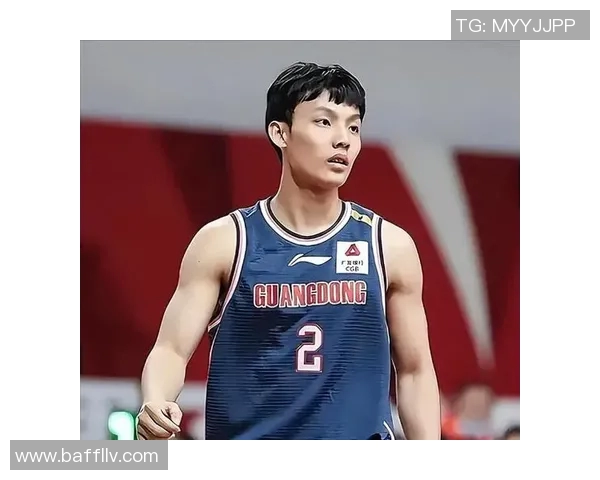 徐杰精准突破分球助力球队逆转局势展现出色球场视野与团队配合能力 徐杰精准突破分球助力球队逆转局势展现出色球场视野与团队配合能力